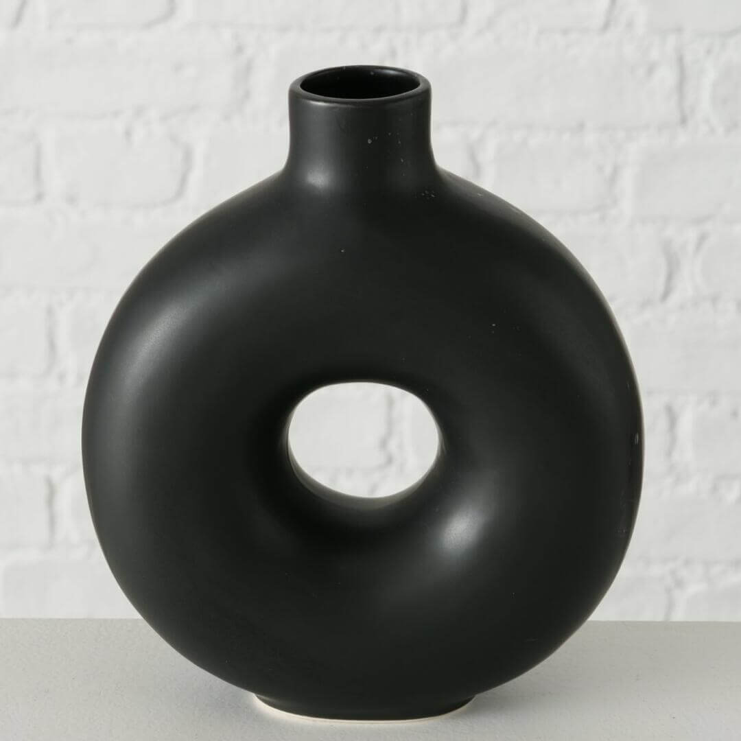 Ваза пончик. Черная матовая ваза. Ваза пончик черная. Circle Vase.