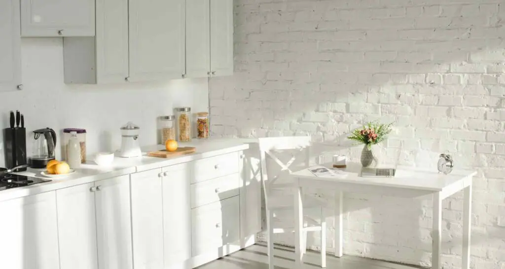 weiße küche weiße kücheneinrichtung mauer weiß streichen