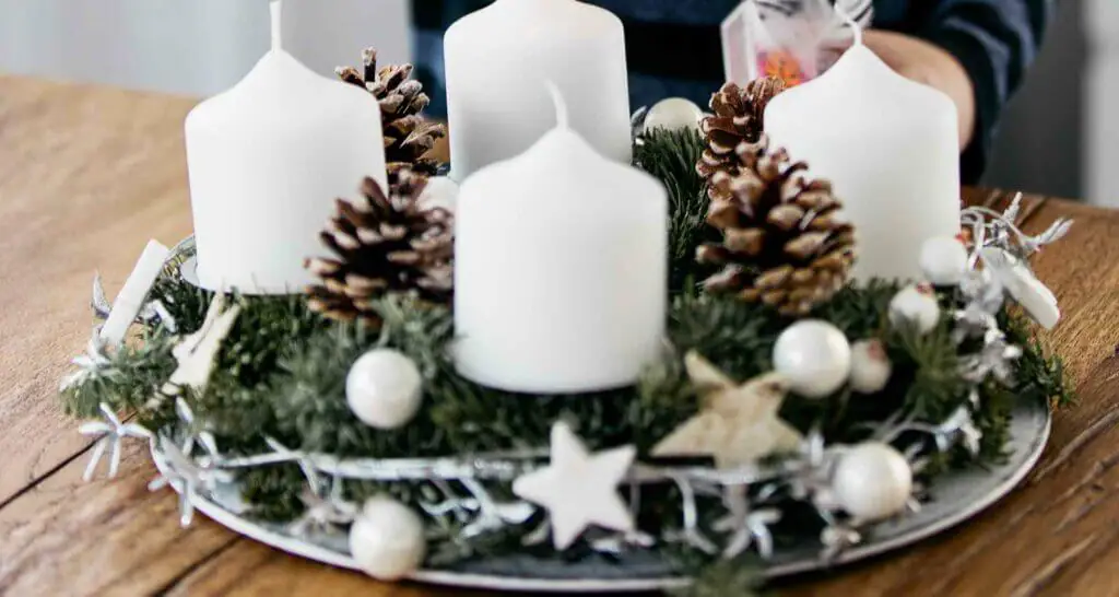 Weißer-Adventskranz-mit-Tannenzapfen-und-Deko-Sternen Weißer-Adventskranz-mit-Tannenzapfen-und-Deko-Sternen