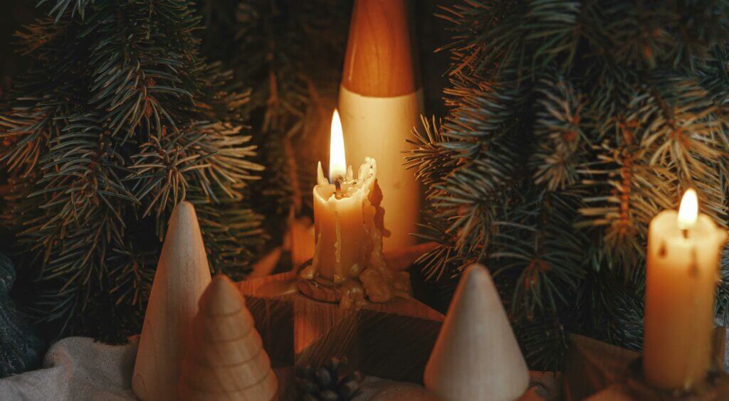 weihnachtsdeko-aus-holz-tannenbaum-stern-minimalistische-weihnachtsdeko