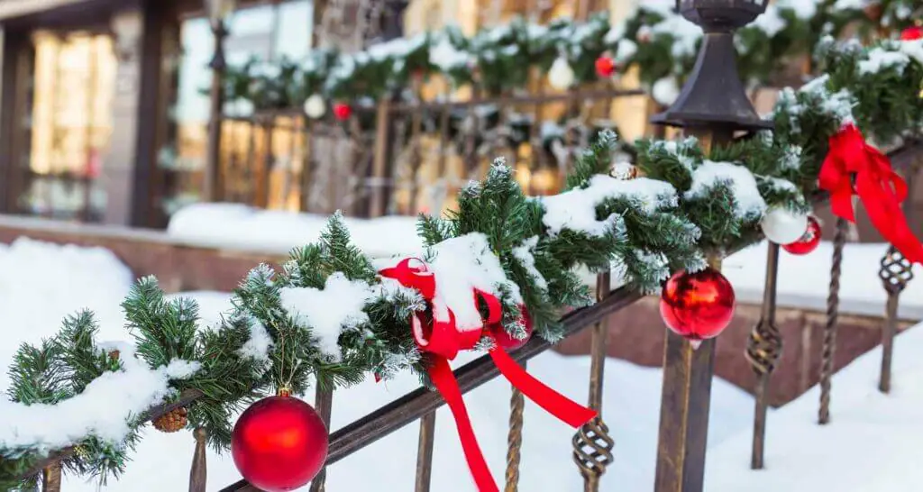 zaun dekorieren für weihnachten winter-deko
