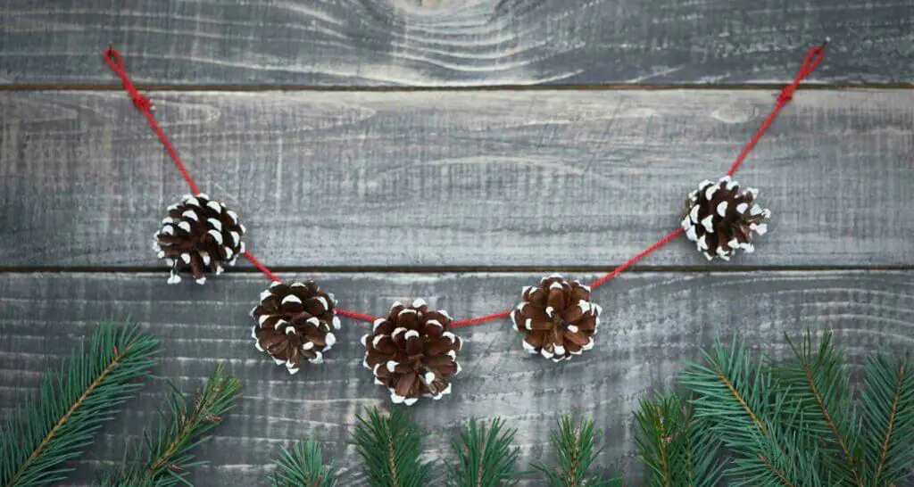 girlande tannenzapfen Anleitung einfache weihnachtsdeko basteln girlande tannenzapfen Anleitung einfache weihnachtsdeko basteln weihnachtsdeko draußen selber machen