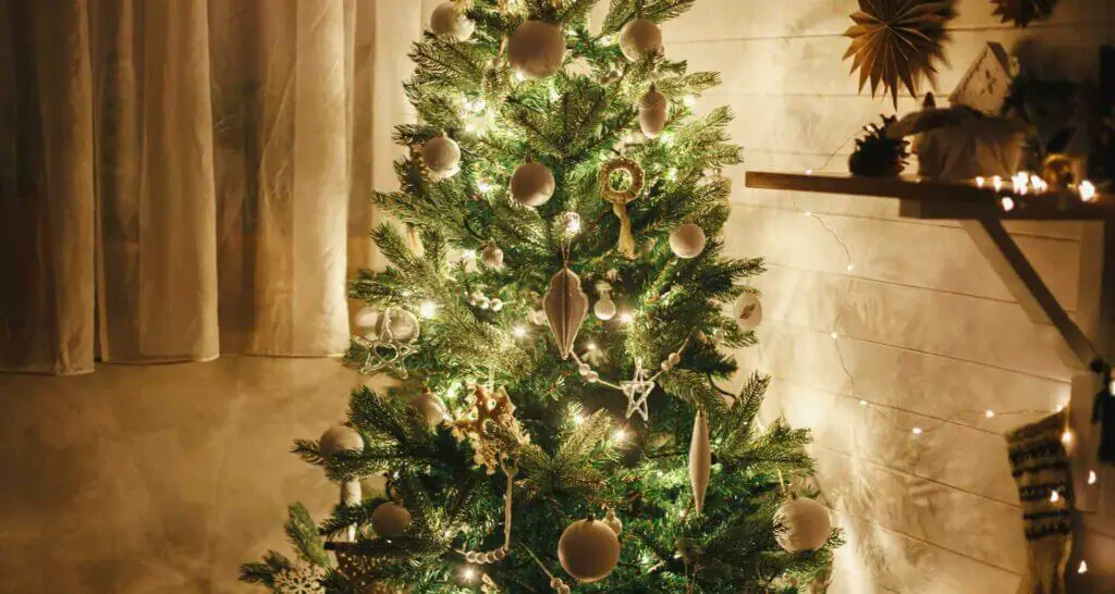 weihnachtsbaum im boho-style moderner Weihnachtsbaum