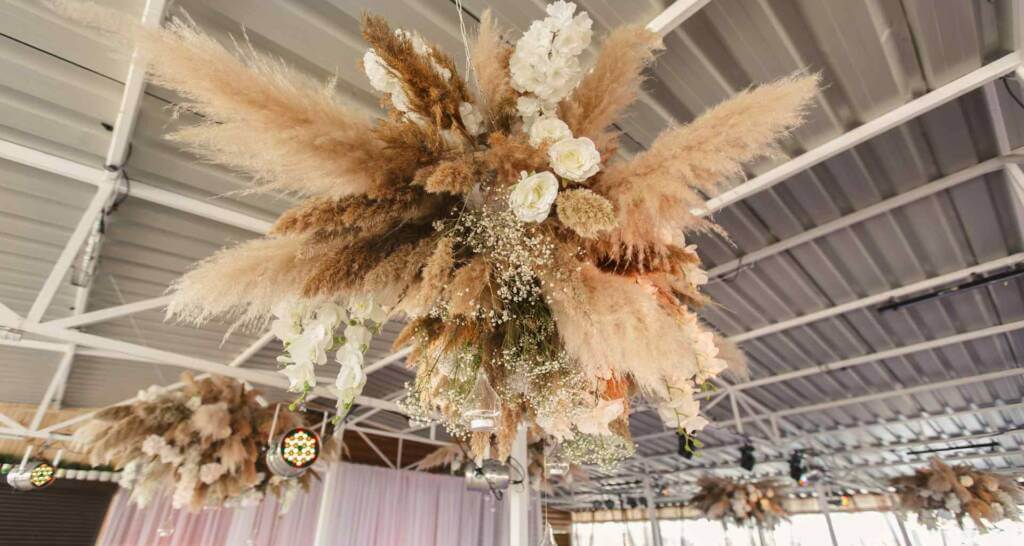 hochzeitsdeko mit trockenblumen zum hängen Boho Hochzeits Deko Idee