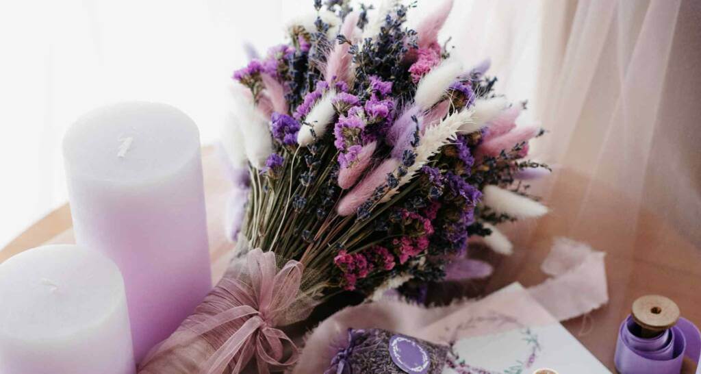 violetter brautstrauß mit trockenblumen und lavendel