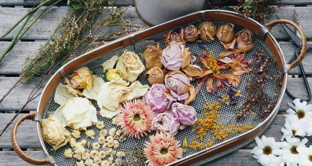 trockenblumen deko tablett dekorieren mit trockenblumen
