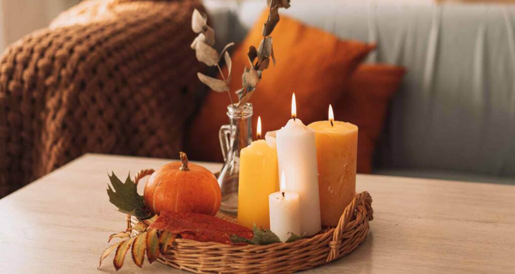herbstlich dekoriertes Tablett natürliche Herbstdeko herbstliche Tischdeko