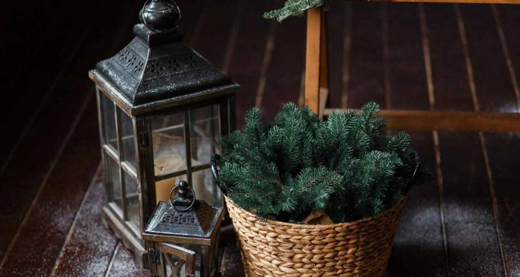 dekorieren mit tannengrün laterne weihnachtlich dekorieren