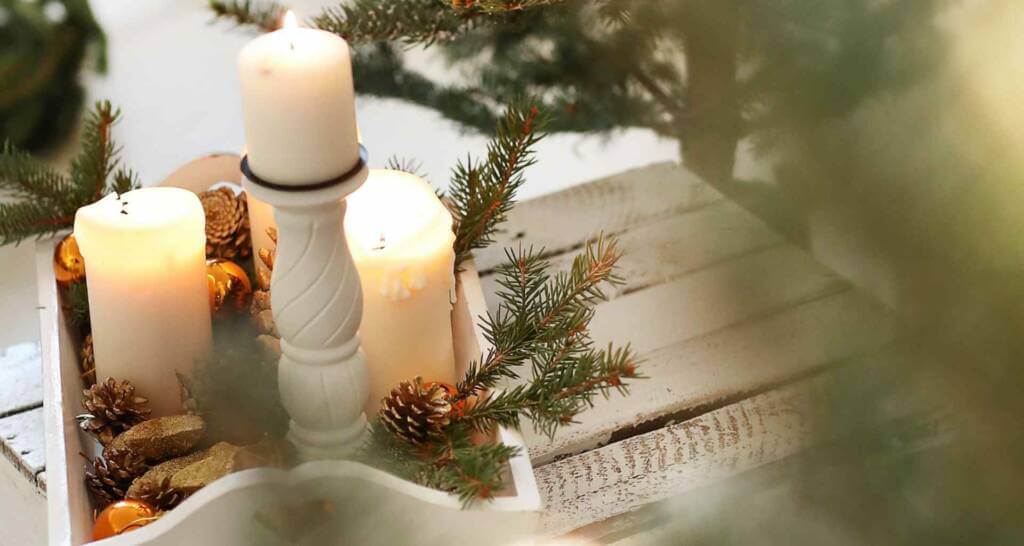 einfache weihnachtsdeko tischdeko für weihnachten in weiß tablett dekorieren