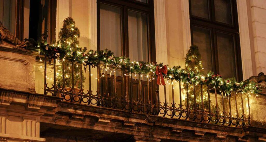 weihnachtsdeko für den balkon mit girlanden lichterketten und schleifen