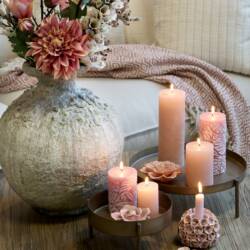 Frühlingshafte Küchendeko – 16 tolle Ideen für Küche und Tisch 62 23455-1-macon-stumpenkerze-blattmuster-rosa-chic-antique.jpg