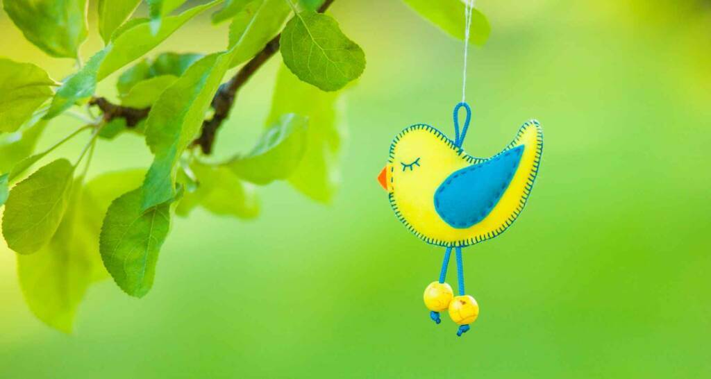 typische frühlingssymbole vogel deko frühlingsdeko zum hängen