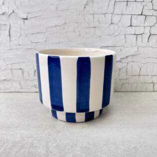 23405-001-keramik-kübel-stripo-S-weiß-blau-vosteen.jpg