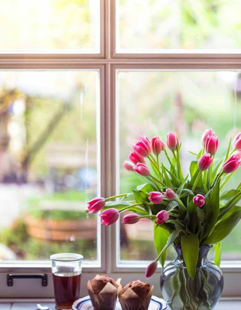 Frühlingsblumen dekorieren in der Küche Tulpen