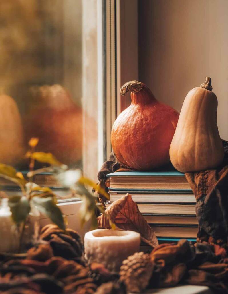 Gemütliche Wohnzimmer Deko im Herbst – 12 tolle Ideen 44 Fensterbank herbstlich dekorieren mit Bücherdeko