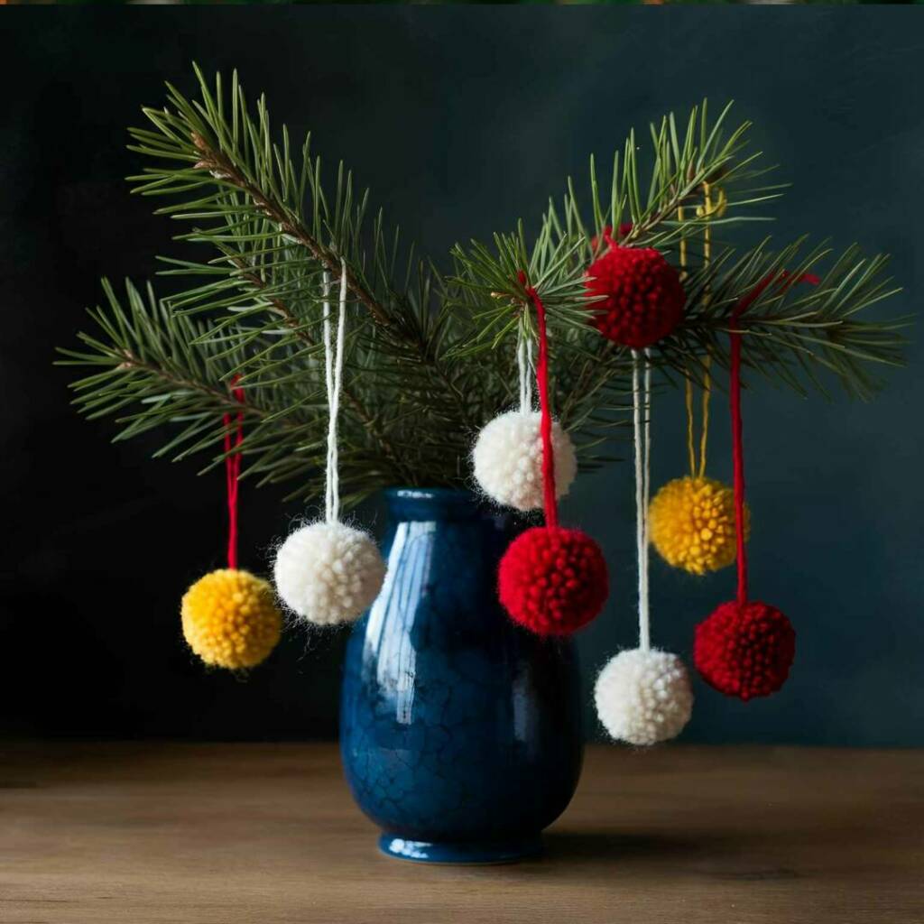 Weihnachtsbaumschmuck basteln Pompoms basteln für Weihnachten