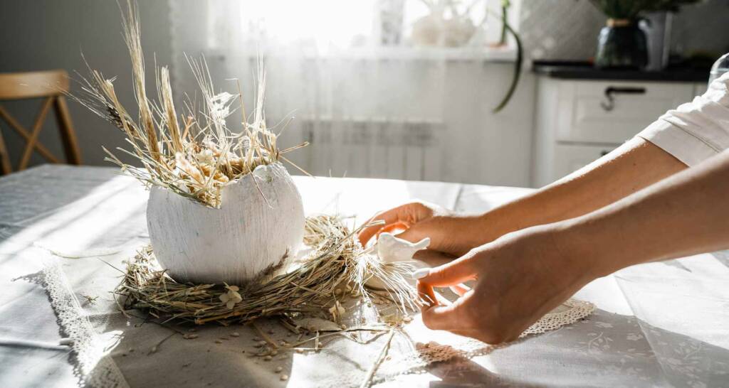 Osterdeko basteln – 17 tolle Ideen zum Osterdeko selber machen 56 Osternest basteln aus Toilettenpapier günstige Bastelidee Ostern