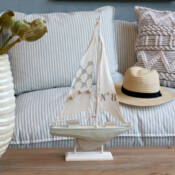 23877-1-seegelboot-auf-Fuß-creme-chic-antique.jpg