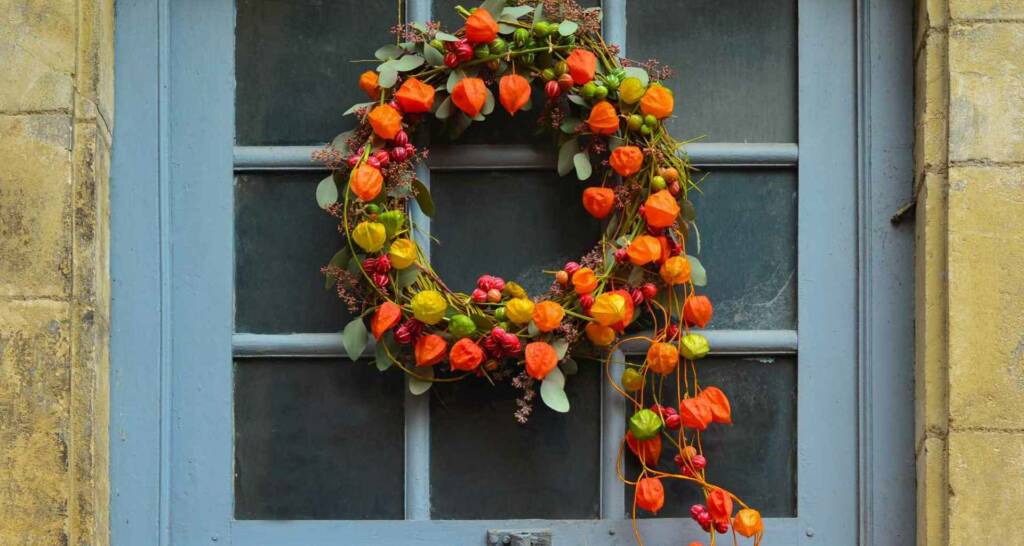 Jahreszeiten Deko vor der Haustür – 13 tolle Ideen 60 Herbstblumen im Garten Lampionblume Herbstkranz