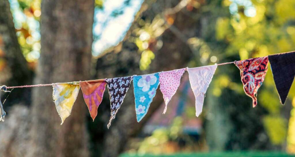 Gartendeko selber machen – 18 tolle DIY Ideen für eure Oase im Grünen 65 Stoffreste verwerten Wimpel-Girlande für den Garten