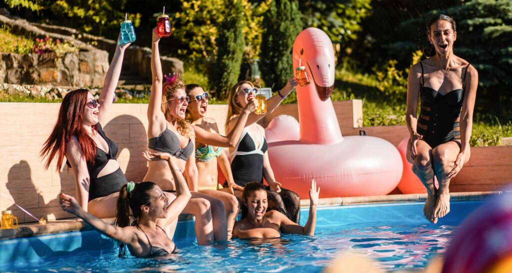 Draußen feiern - 10 tolle Gartenparty Ideen 24 Auf ins kühle Nass Sommerliche Poolparty Ideen für Gartenparties