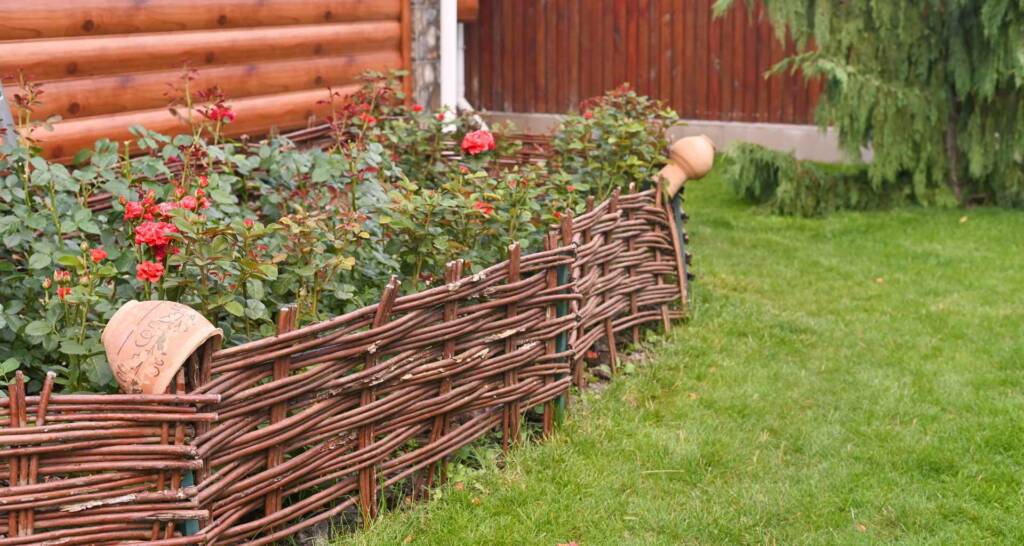 Landhausgarten – 22 tolle Gartenideen für euer Paradies im Freien 61 Beetumrandungen für das Landhaus Beet Weidenzaun Garten