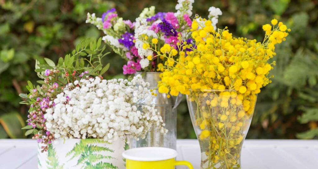Draußen feiern - 10 tolle Gartenparty Ideen 73 Gartendeko Ideen für die Gartenparty Frische Gartenblumen in der Vase