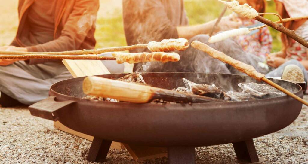 Draußen feiern - 10 tolle Gartenparty Ideen 13 Highlight für Kinder Stockbrot backen Sommerspaß