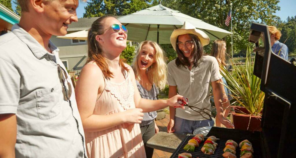 Draußen feiern - 10 tolle Gartenparty Ideen 15 Klassiker unter den Gartenparties Der Grillabend