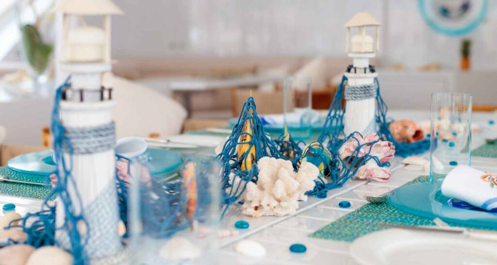 Draußen feiern - 10 tolle Gartenparty Ideen 43 Maritim Sommerliches Fischessen im Garten Feiern Maritime Deko Tisch