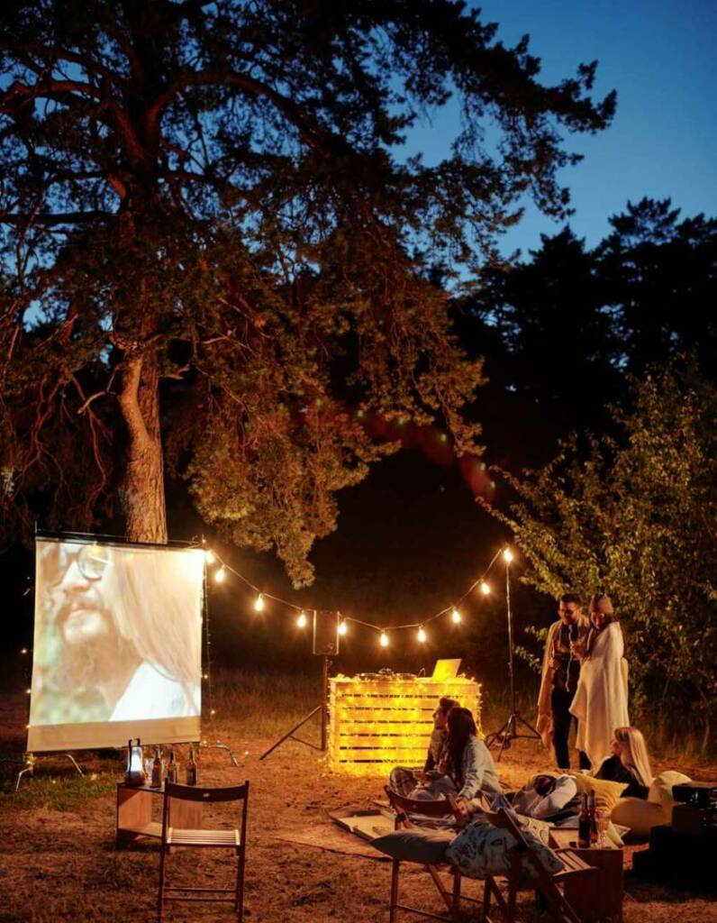 Draußen feiern - 10 tolle Gartenparty Ideen 14 Outdoor Kino mit dem Beamer