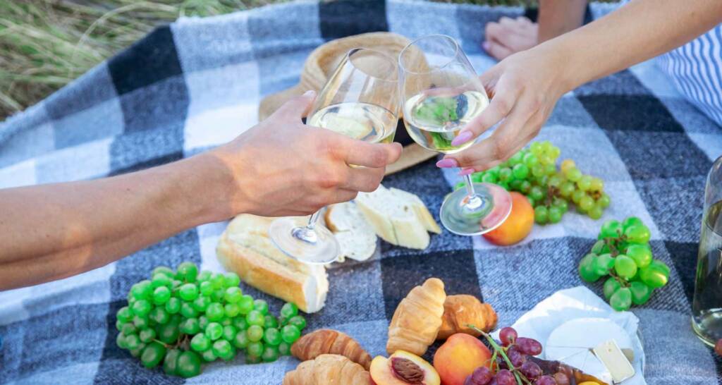 Draußen feiern - 10 tolle Gartenparty Ideen 12 Picknick im Garten Gartenparty Ideen draußen feiern