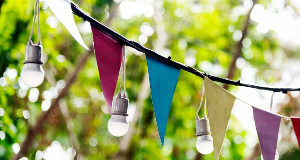 Draußen feiern - 10 tolle Gartenparty Ideen 82 Wimpel und Fahnen Gartendeko Ideen für die Gartenparty