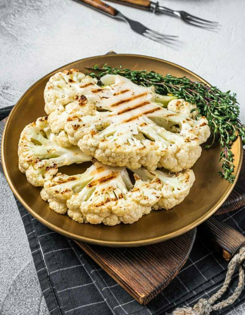 Grill Marinaden, Grill Rubs und mehr – 15 tolle Grillideen für euren Grillabend 38 Blumenkohl Steak vom Grill vegane Grillideen