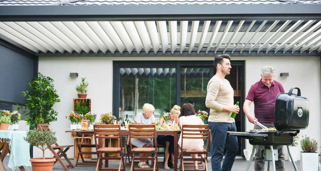Grillecke im Garten gestalten – 8 tolle Ideen für eure Outdoorküche 12 Fest installierte Terrassenüberdachung Grillecke im Garten gestalten