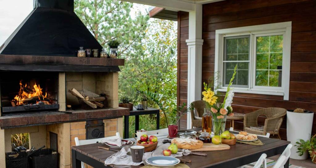 Grillecke im Garten gestalten – 8 tolle Ideen für eure Outdoorküche 2 Grillecke gemütlich einrichten Terrasse gestalten
