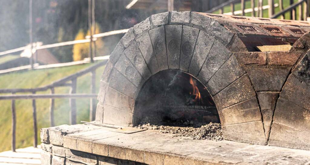 Grillecke im Garten gestalten – 8 tolle Ideen für eure Outdoorküche 40 Lehmofen im Garten Outdoorküche Grillplatz gestalten