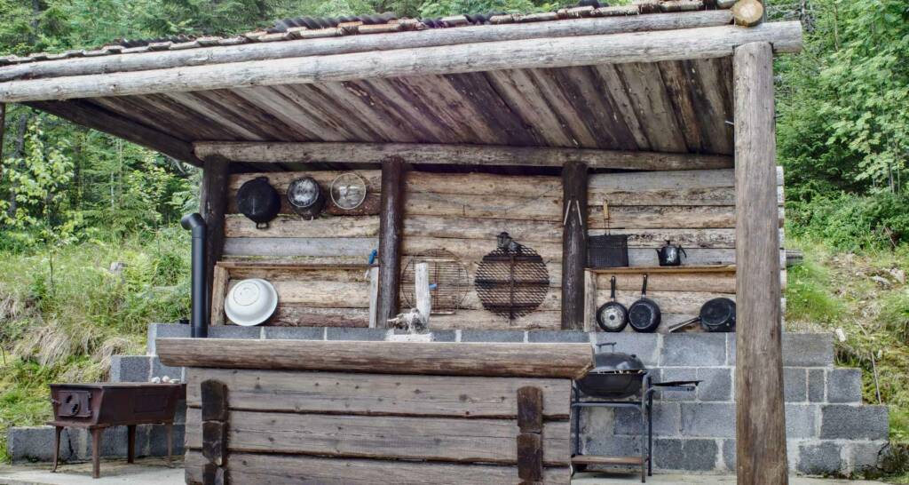 Grillecke im Garten gestalten – 8 tolle Ideen für eure Outdoorküche 39 Outdoorküche einrichten rustikale Grillecke