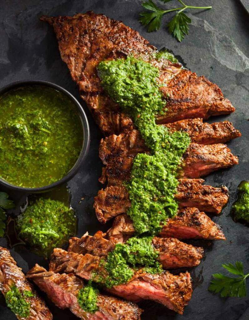 Grill Marinaden, Grill Rubs und mehr – 15 tolle Grillideen für euren Grillabend 15 Perfekte argentinische Steaksauce Chimichurri Rezept