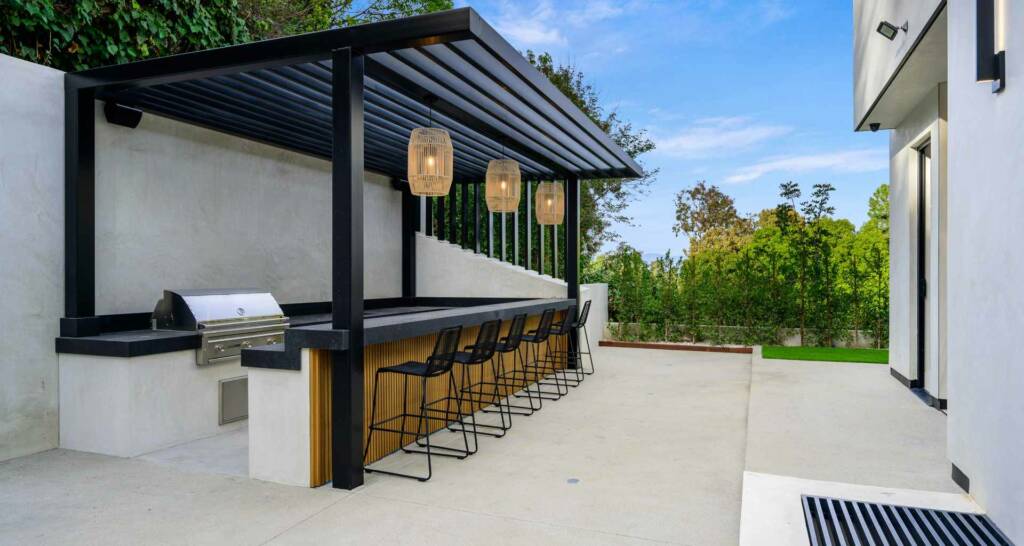 Grillecke im Garten gestalten – 8 tolle Ideen für eure Outdoorküche 58 Sleek und Stylisch Moderne Grillecke mit Bar